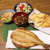 アボキムチ納豆・サラダ・玉ねぎの天ぷら・舞茸とキャベツのお味噌汁・ホッケの干物